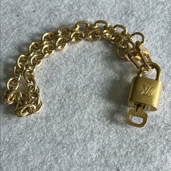 Louis Vuitton Gold Padlock # 306 And Key And Unbranded Chain Necklace - Picture 7 of 11